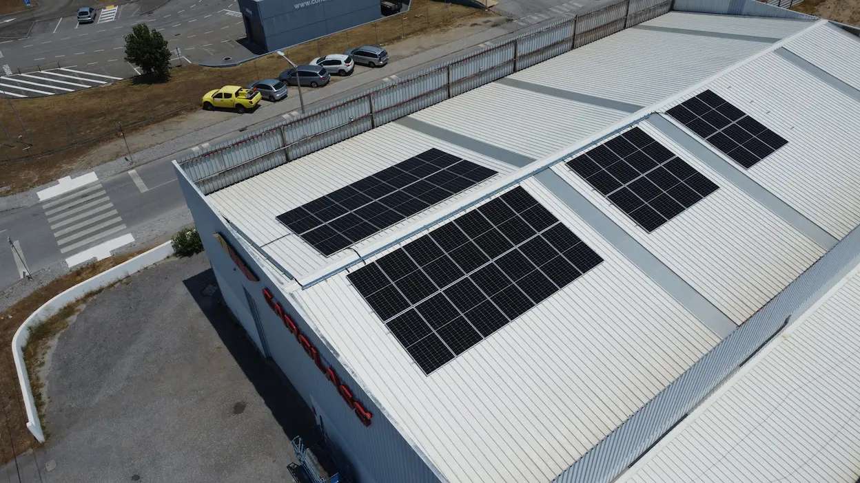 vista aérea dos paineis solares da agência da carglass coimbrões
