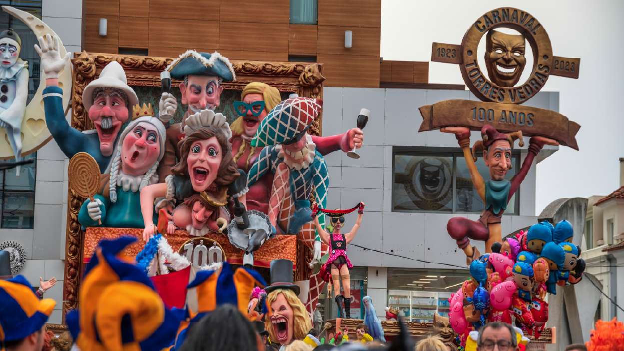 monumento do carnaval de torres vedras com sátira a personalidades famosas