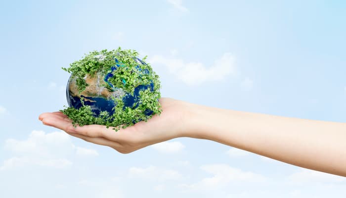 mão-segura-planeta-terra-sustentabilidade